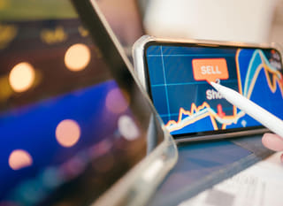 Trader die Bitcoin, Ethereum en forex-opties over meerdere markten analyseert
